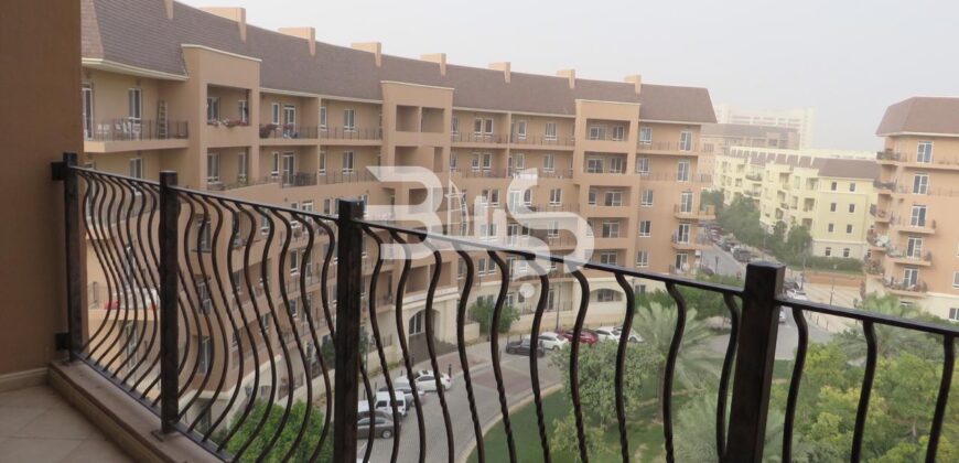 Top Floor Studio- Maintained Garden View