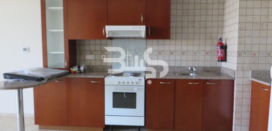 Top Floor Studio- Maintained Garden View